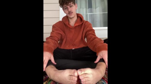 Josh exhibant ses pieds de garçon