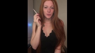 Курящая девушка