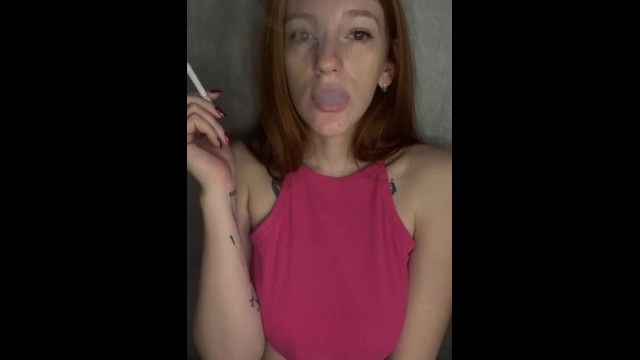 Курящая девушка