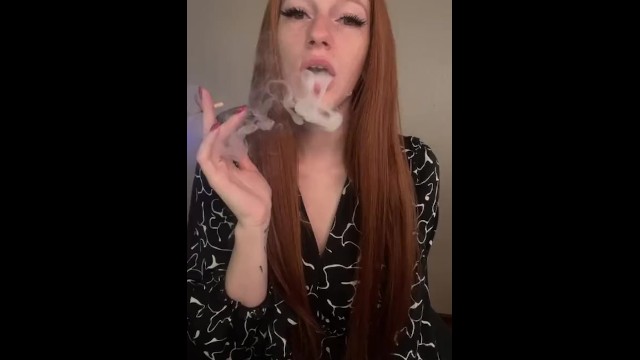 Курящая девушка