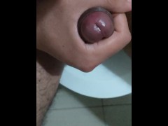 Joven se encuentra muy excitado y se comienza a masturbar