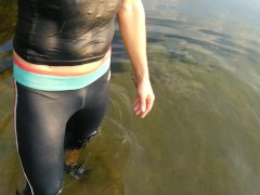 Купаюсь в озере в спортивной одежде на закате...Мокрые леггинсы и майка...