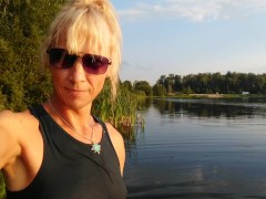 Купаюсь в озере в спортивной одежде на закате...Мокрые леггинсы и майка... - Screenshot 13 of 16 - Petite