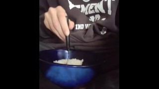 Il cuoco mangia pesce e si alza per pranzo, deve tenere traccia / per favore guarda l'annuncio di questo video per sostenermi!