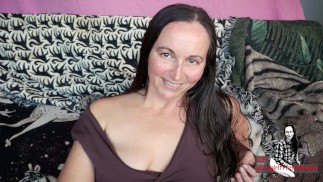 甜蜜的熟女樱桃推出她的新频道