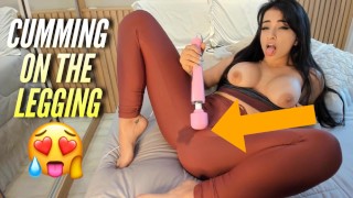 Sexy Latina erreicht den Orgasmus, indem sie in ihrer Yogahose abspritzt. WEIBLICHER ORGASMUS
