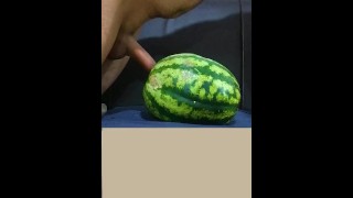 Eerste keer seks met watermeloen, ik wilde het echt proberen. Het was aangenaam