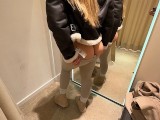 Journée shopping ! Fille allemande baise risquée et pipe publique dans le vestiaire avec des chaussettes nike