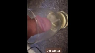 Отчаянно писать втайне в пинтовый стакан