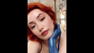 Видео милой рыжей, показывающей себя на камеру от Onlyfans