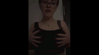 caliente con hermosas tetas enormes y naturales