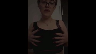 Горячая красотка с красивыми огромными и натуральными сиськами