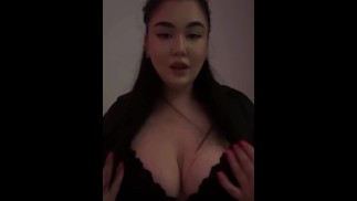 Горячая красотка с красивыми огромными и натуральными сиськами