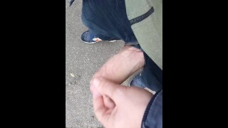 Masturbazione con la mano nella foresta di Tiny Babe in pubblico