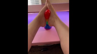 Facendo un footjob stuzzicante al mio cazzo arcobaleno preferito