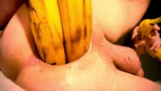 анальная мастурбация с двумя бананами