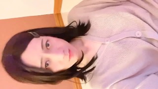 Красивый японский трансвестит сидит на стуле и мастурбирует