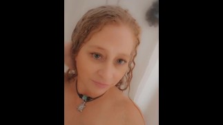 偷偷看一眼我的淋浴间。 **提示** 我还是很脏！