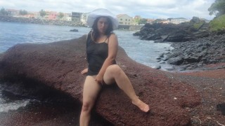 Curvy Lady zieht sich sexy Kleidung an, masturbiert am Strand und macht ein Fotoshooting