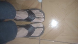 arreglando mis calcetines y tratando mis pies