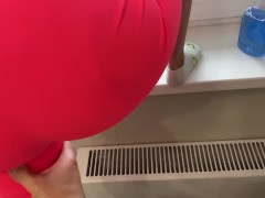 Увидел, как соседка по дому мыла окна и решил трахнуть её с камшотом на лицо 1/16