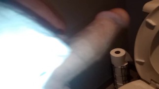 21岁的男孩拔出他的巨龙