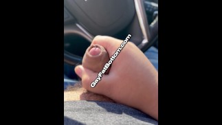 Чуб дрочит свой член на обочине дороги