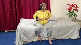 Sexy Indiase rijpere dame vingert en knippert tieten