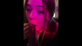 看我操她的喉咙！ 非常深的口交