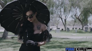 PORNFIDELITY Lily Lane tatouée aux gros seins prend une grosse bite
