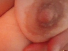 Mamá gorda se hecha crema en su cuerpo