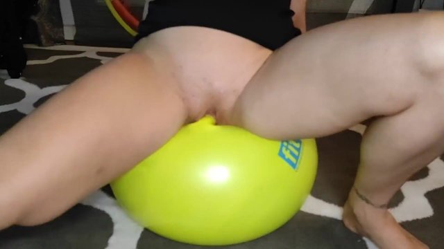 Zum squirten mit Gymnastik Ball