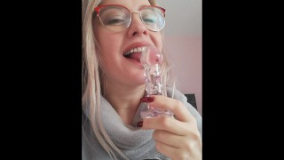 Spontane eerste keer anaal met een glazen dildo en een zuigende vibrator