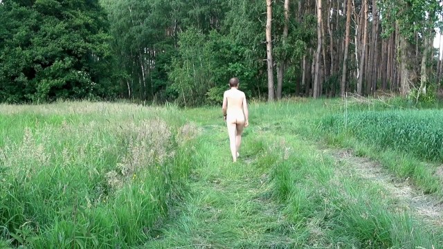 Просто маленькая голая прогулка среди лугов и леса - Pornhub Gay