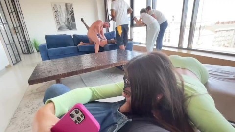 Geile brunette babe geeft pijpbeurt aan cameraman tijdens anale seksscène met pissen