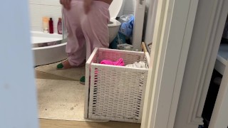 Stiefmutter pinkelt auf die Toilette und Stiefsohn schaut zu