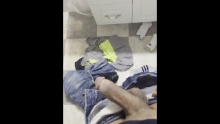 Masturbación en el baño con brown boy
