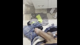 与棕色男孩的洗手间手淫
