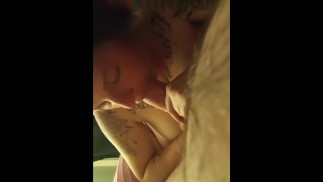 Frau lutscht meinen Schwanz und spielt mit meinen Eiern Teil 1