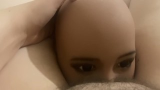 Recibiendo la cabeza de mi muñeca sexual