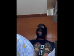 lamiendo las chanclas de MissAtri al despertarse