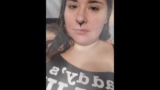 Шлюха кашляет и задыхается в постели.