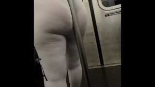 Meia-irmã em leggings brancas provocando no trem