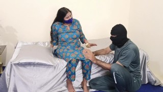 Hotインドのヒンディー語Mistressフェラチオ彼女の家の使用人の男の子のコックを吸う