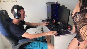 follandome a mi hermanastro mientras juega en su computadora - porno en español