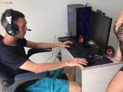 follandome a mi hermanastro mientras juega en su computadora - porno en español