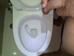 Orinando en el baño del hotel donde pase la noche con mi vecina