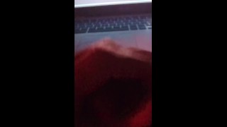 БОЛЕЕ ДЛИННЫЙ КЛИП мастурбирует на порно с ноутбуком
