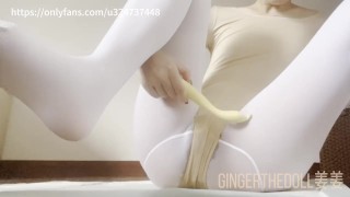 Ginger Jiang Jiang, Tancerka Baletowa, Masturbuje Się Do Orgazmu I Moczy Wszystkie Swoje Grube Białe Jedwabne Pończochy,