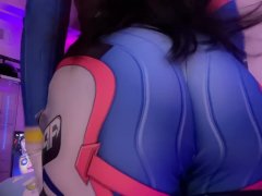 Dva tries on a pair of TIGHT jeans over her ass